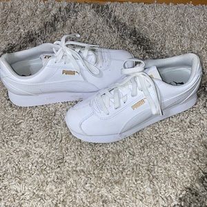 Women’s PUMA sneakers. White. Size 7.5